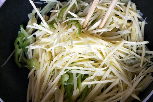 蚝油土豆丝的做法图解2