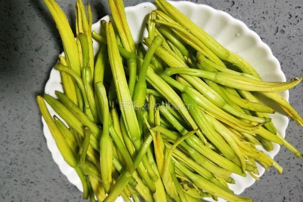 凉拌黄花菜的做法图解1