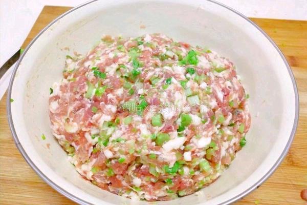 芹菜猪肉馅儿饺子的做法图解2