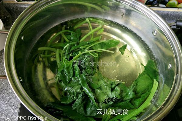 手擀菠菜面条的做法图解2