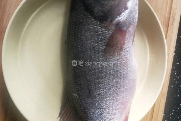 清蒸鲈鱼的做法图解1
