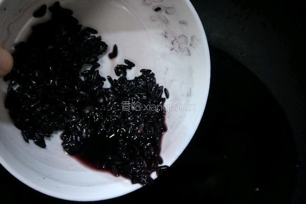 紫米红枣圆子的做法图解3