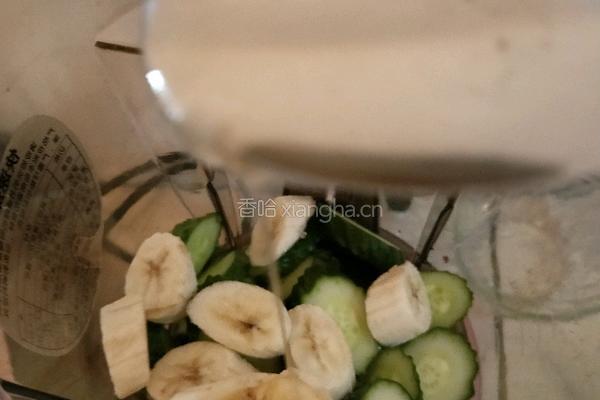 黄瓜香蕉润肠果汁的做法图解7