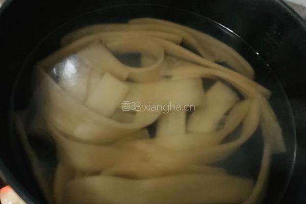 豆芽炒宽粉的做法图解3