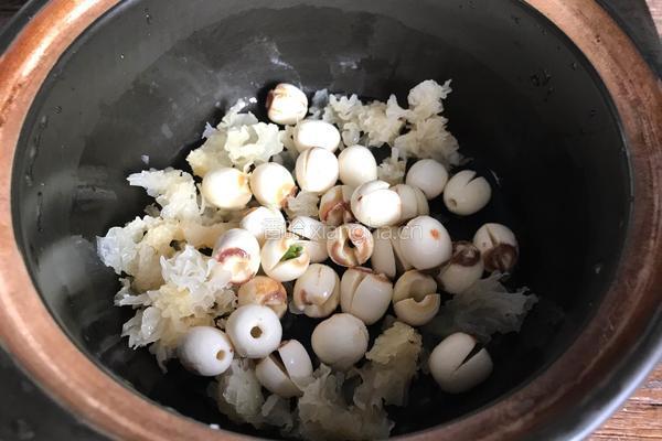 红枣莲子银耳汤的做法图解4