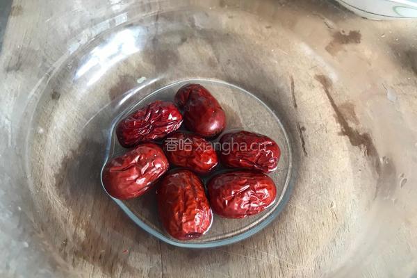 红枣莲子银耳汤的做法图解5