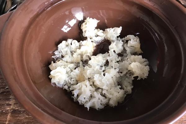 银耳小米粥的做法图解2