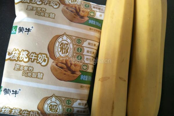 香蕉大枣核桃奶的做法图解1
