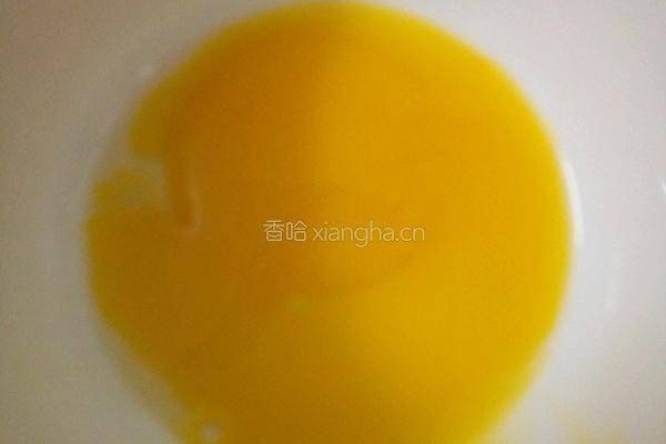 宝宝辅食～～蛋黄羹(建议宝宝7个月左右)的做法图解1