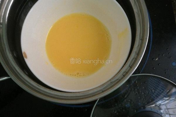 宝宝辅食～～蛋黄羹(建议宝宝7个月左右)的做法图解4