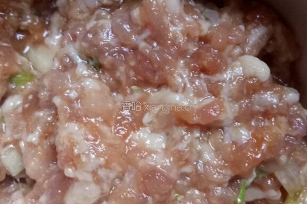 小米辣肉末炒毛豆的做法图解1