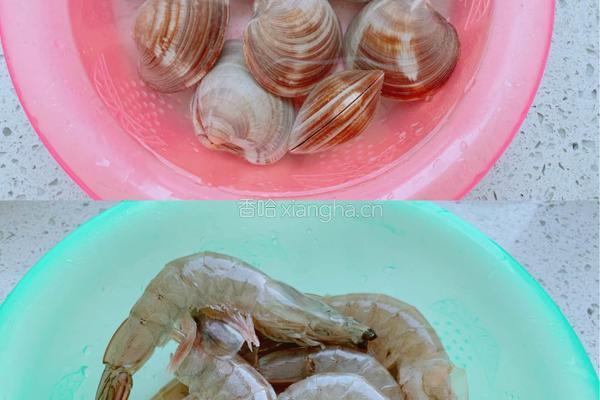 鲜虾花甲粉丝煲的做法图解2