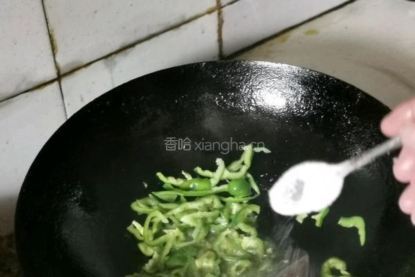 青椒炒肉丝的做法图解3