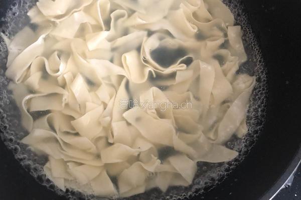 饺子皮油泼面的做法图解3