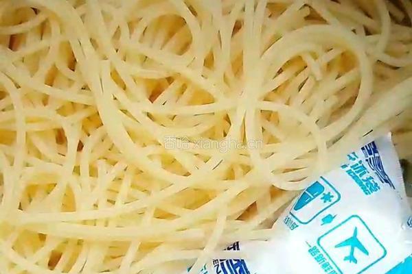 蒜蓉虾油炒意面的做法图解9