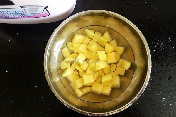 土豆腊肠焖饭的做法图解3