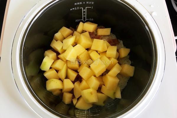 土豆腊肠焖饭的做法图解7