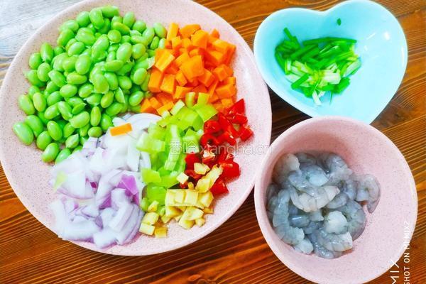 毛豆炒虾仁的做法图解1