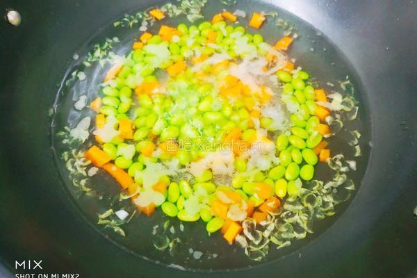 毛豆炒虾仁的做法图解2