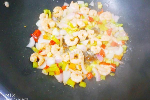 毛豆炒虾仁的做法图解5