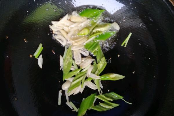 洋葱炒鸡蛋的做法图解2