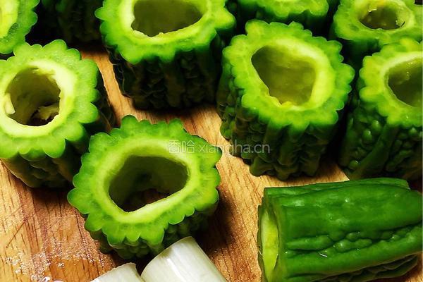 苦瓜排骨黄豆汤的做法图解2
