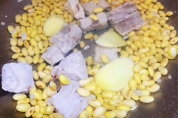 苦瓜排骨黄豆汤的做法图解4