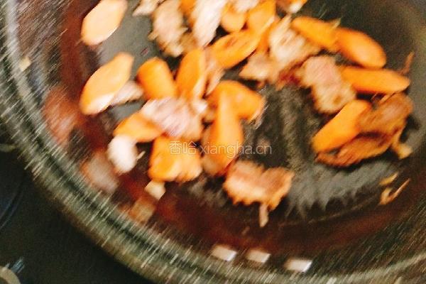 火腿辣椒炒肉的做法图解2