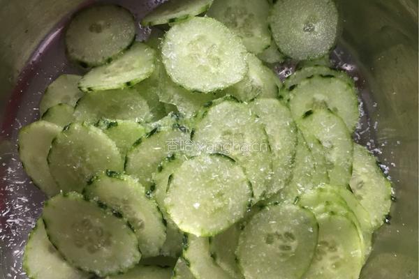 爽脆原味拌黄瓜的做法图解3