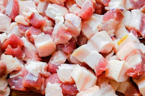 红烧肉炖土豆的做法图解1