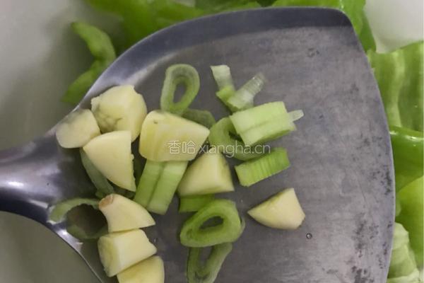 青椒炒土豆片的做法图解1