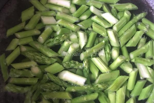芦笋炒鸡蛋的做法图解3