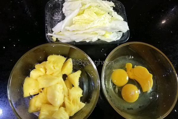 菠萝炒鸡蛋白菜的做法图解1