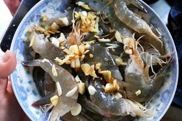 粉丝金针菇蒸基围虾的做法图解5