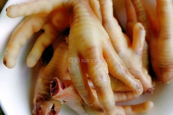 土豆鸡爪煲的做法图解1