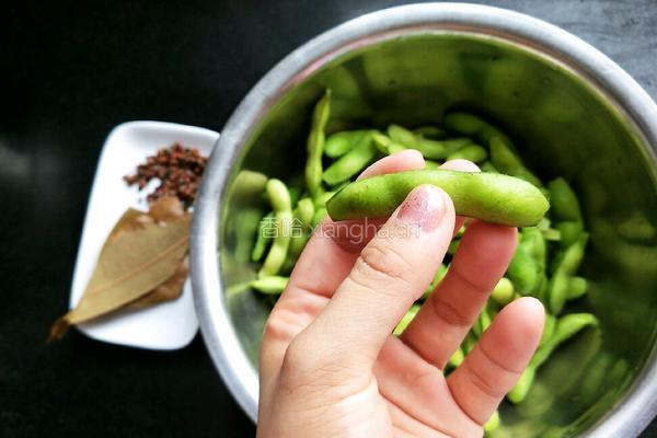夏日快手凉菜水煮毛豆的做法图解2