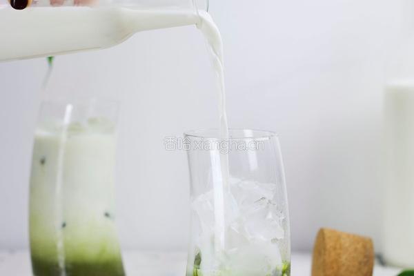 星巴克隐藏菜单中的“抹茶拿铁”的做法图解3