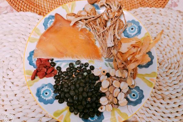 鲜芋响螺片黑豆芡实黄精茶树菇炖母鸡汤的做法图解2