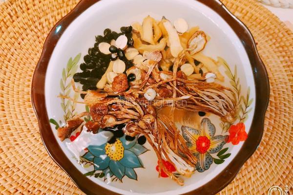 鲜芋响螺片黑豆芡实黄精茶树菇炖母鸡汤的做法图解3