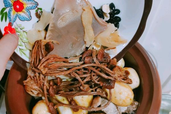 鲜芋响螺片黑豆芡实黄精茶树菇炖母鸡汤的做法图解9