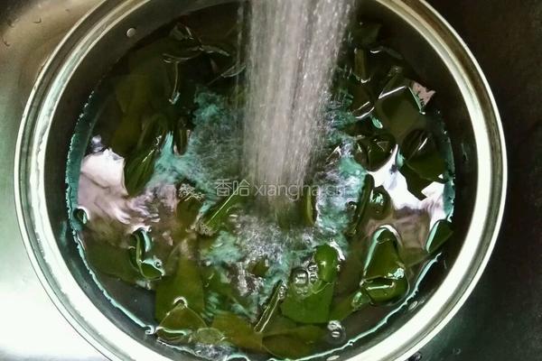 海带大骨汤的做法图解2