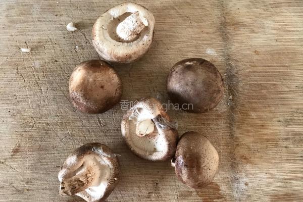 蒜蓉辣酱烤香菇的做法图解1