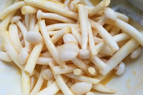蛋黄白玉菇的做法图解1