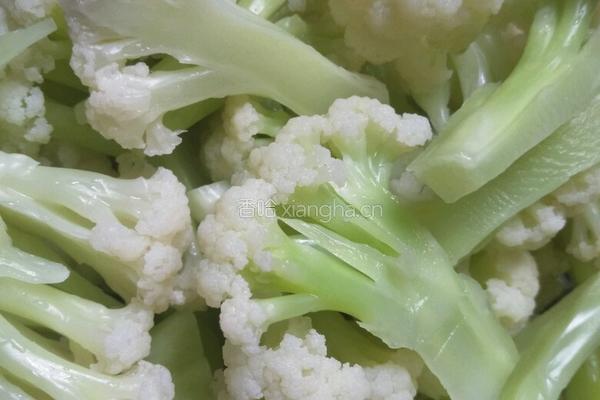 红椒肉丝炒菜花的做法图解1