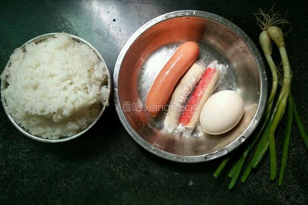 蟹肉棒火腿肠蛋炒饭的做法图解1