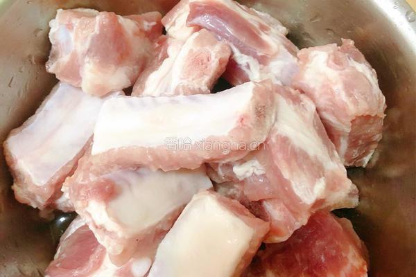 家常排骨炖土豆的做法图解1
