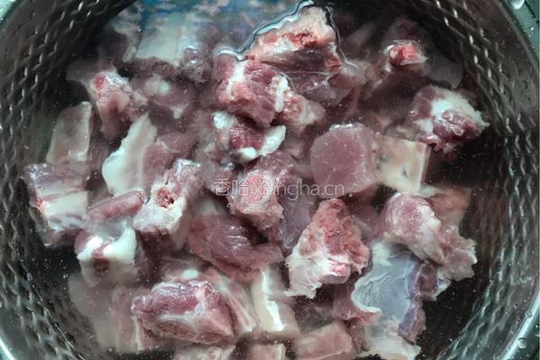土豆烧排骨的做法图解1