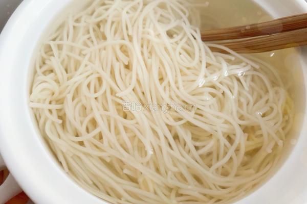 豆角焖面的做法图解2