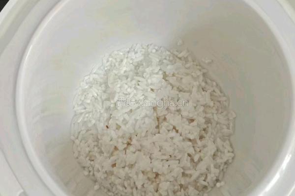 丝瓜鲜虾粥 (宝宝辅食）的做法图解2
