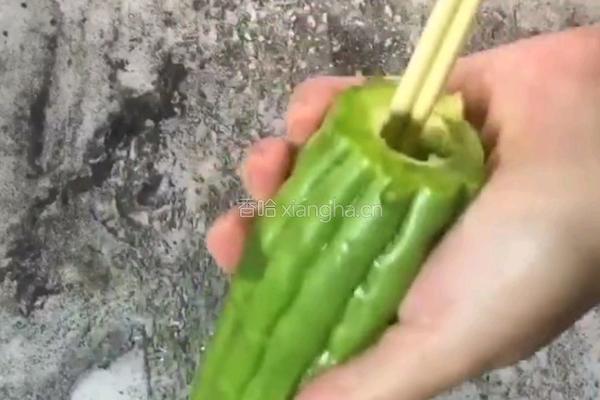 苦瓜酿香蕉的做法图解1